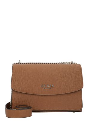 Sac bandoulière Guess en cuir marron texturé avec une sangle chaîne argentée et une plaque logo sur le rabat avant.