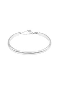 Bracciale bangle in metallo argentato con bordi lisci e arrotondati, dotato di un gancio a catena per la regolazione e un design minimalista.