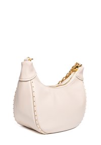 Borsa in pelle beige con forma curvilinea, tracolla in catena dorata, chiusura con zip e borchie dorate lungo il lato. Texture liscia.