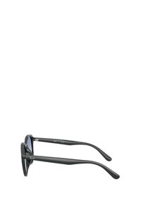 Occhiali da sole neri con montatura rettangolare, lenti scure e finitura lucida. Presentano tempie affusolate con il marchio del brand lungo il lato.
