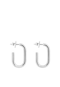 Una coppia di orecchini a cerchio rettangolari in argento lucidato con chiusura a perno, uno dei quali inciso con "TOUS S925" sul bordo inferiore.