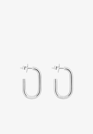 Un par de aretes de aro rectangulares pulidos de plata con respaldos de poste, uno grabado con "TOUS S925" en el borde inferior.