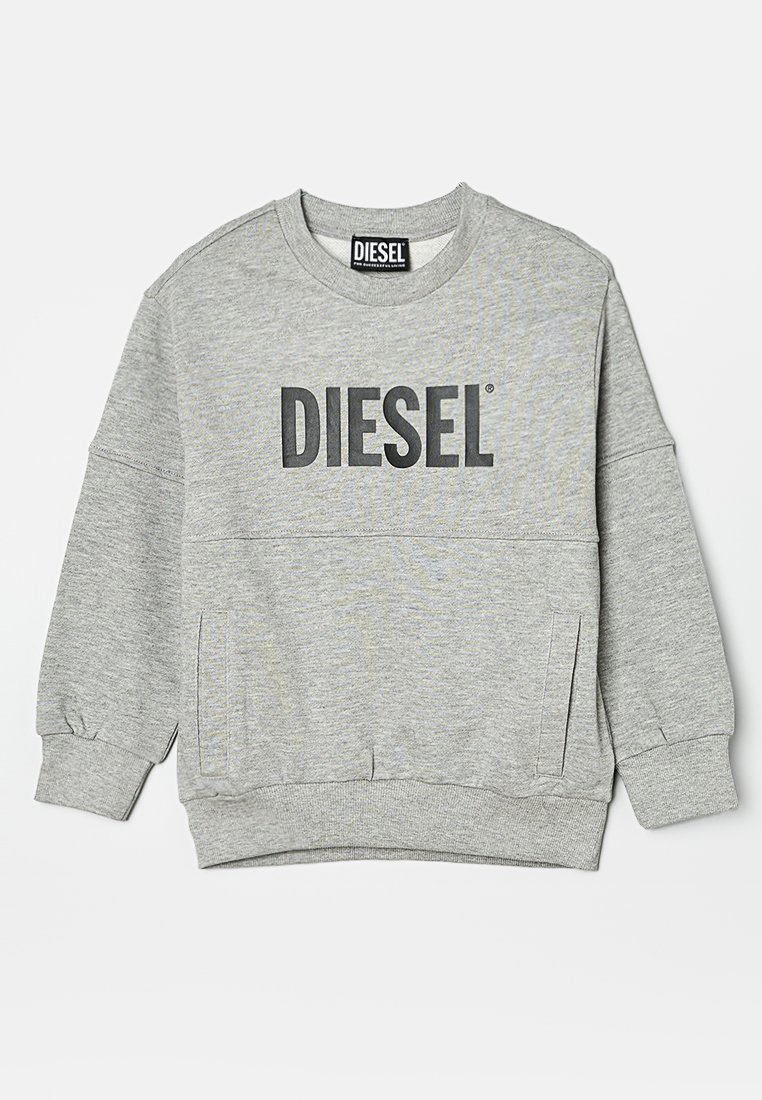 Sudadera gris con cuello redondo acanalado, mangas largas, bolsillos laterales y un gran logotipo negro "DIESEL" en la parte frontal. Diseño simple y casual.