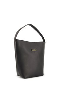 Zwarte leren tote bag met een gladde textuur, brede opening en een korte, ronde handgreep. Kenmerkt een gouden logo accent aan de voorkant.