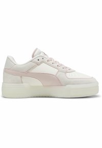 Låga sneakers i vitt och ljusrosa med mocka- och läderpaneler, perforerad tå, snörning framtill och genomskinlig gummisole.