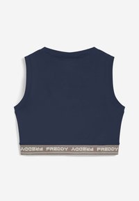 Tummansininen lyhyehkö tanktoppi, jossa on pyöreä kaula-aukko ja leveät kädenteet; varustettu harmaalla joustavalla nauhalla, jossa on "FREDDY"-teksti. Liu'uttava pinta.