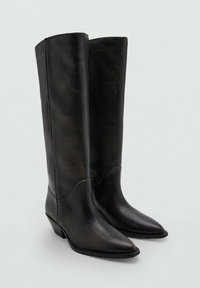Botas negras de cuero hasta la rodilla con punta afilada y un tacón bajo apilado. Textura suave con un brillo sutil y un detalle de costura mínimo.