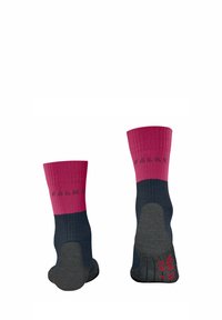 Chaussettes montantes avec un haut côtelé rose et un corps gris foncé. Elles présentent un talon et un bout renforcés avec un logo rouge sur la semelle.