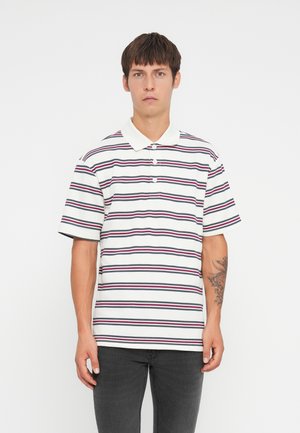 Kortermet polo skjorte i hvit med mørkeblå og burgunder horisontale striper, med klassisk krage og treknappers placket.