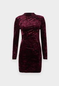 Robe en velours bordeaux à manches longues, coupe ajustée, encolure ronde, tissu texturé avec un léger éclat et des détails drapés.