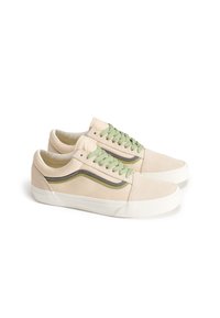 Sneakers beige a bassa con lacci verdi e strisce laterali nere e oliva su suole in gomma bianca, posizionati affiancati.