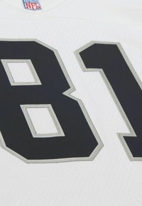 Weißer Stoff mit großer schwarzer und silberner gestickter Zahl "81" und kleinem NFL-Logo auf dem inneren Kragenetikett.