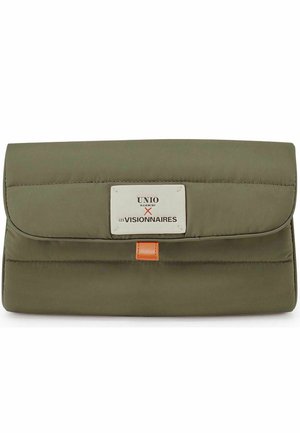 Pochette rectangulaire vert olive avec fermeture à rabat, comportant une étiquette blanche avec "UNIO x LES VISIONNAIRES" et une petite languette orange.
