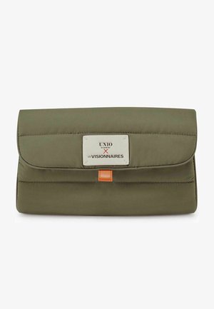 Bolso de mano rectangular verde oliva con cierre de solapa, con una etiqueta blanca con "UNIO x LES VISIONNAIRES" y una pequeña pestaña naranja.