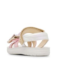 Sandali rosa e bianchi con una finitura lucida; dotati di un design a fascetta morbida e di una suola bianca imbottita. Fibbia regolabile per una vestibilità ottimale.