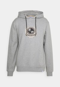 Sudadera gris hecha de un material suave, que presenta un logotipo central con acentos de laurel, cordones y puños y dobladillo acanalados.