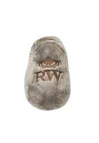 Grijze pluche slof met een gestructureerd oppervlak, voorzien van een bruin logo en kroonontwerp aan de voorkant. Rond toelopende neus en instapstijl.