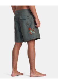 Grijze boardshorts met geborduurde vogels en bloemen, zijzakken en een achterzak met een klep. Zacht, lichtgewicht stof.