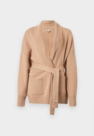 Beige Strickjacke mit Schalkragen, langen Ärmeln, Fronttaschen und einem gebundenen Taillengürtel. Strukturierte Rippung an den Bündchen und Taschen.