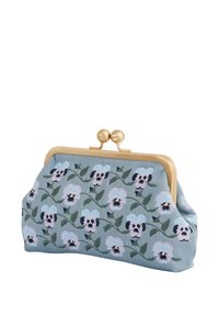 Sininen brodeerattu kankainen clutch kukkakuviolla, kullanvärisellä kiinnityksellä, pyöristetyllä ylhäällä ja laajennetulla pohjalla helppoa käyttöä varten.