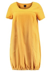 Gul kortärmad klänning med rund halsringning, två sidofickor och rynkad fåll. Tillverkad av textil med struktur för en avslappnad passform.