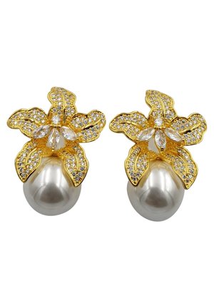 Orecchini floreali in tono oro con accenti di cristallo, caratterizzati da una grande base di perla. I petali sono dettagliati con strass trasparenti.