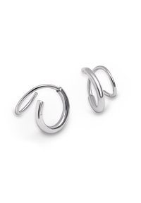 Orecchini a cerchio in argento sterling con un design fluido e curvo. Ogni orecchino presenta una forma unica e intrecciata per un aspetto artistico.