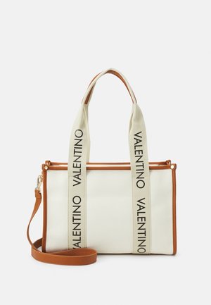 Witte rechthoekige handtas met bruine leren details, afneembare schouderriem en twee stoffen handvatten bedrukt met "VALENTINO" in het zwart.