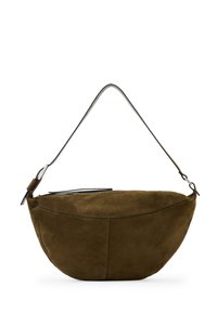 Borsa a spalla in suede marrone con forma curva, una sottile tracolla in metallo e chiusura superiore a zip. Texture morbida con dettagli cuciti.