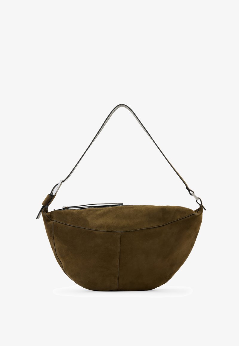 Brun ruskinds skuldertaske med en buet form, en slank metalrem og en øverste lynlås. Blød tekstur med stikninger.