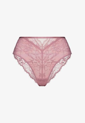 Różowe damskie majtki z wysokim stanem z koronki, ozdobione kwiatowymi wzorami i falistymi krawędziami, przedstawione na białym tle.
