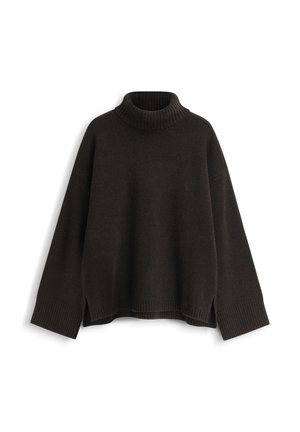 Przewymiarowany czarny sweter z golfem, z długimi szerokimi rękawami oraz ściągaczami na mankietach i dolnym brzegu, prezentowany na białym tle.