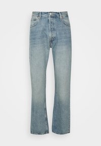 Lichtblauwe denim jeans met een rechte pijp, voorzien van een knoopsluiting, vijf zakken en een vervaagde textuur aan de voor- en achterkant.