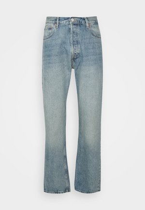 Jeans in denim azzurro con design a gamba dritta, dotati di chiusura con bottone, cinque tasche e texture sbiadita sul davanti e sul retro.