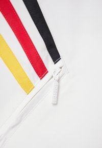 Thumbnail Image 9