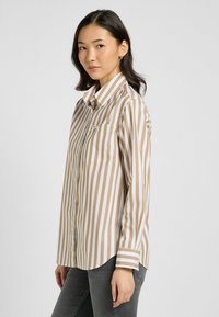 Lee REGULAR FIT khaki