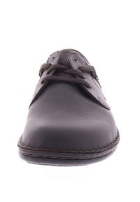 Bruine leren schoen met ronde neus, gestructureerd oppervlak, bruine veters door metalen oogjes en contrasterende stiksels langs de rand.