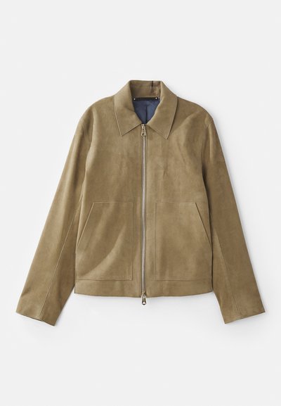 Bézs velúr dzseki elöl cipzárral, nagy zsebekkel, hegyes gallérral és kontrasztos tengerészkék béléssel. Sima textúra, testhezálló fazon.