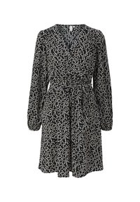 Černé šaty s dlouhými rukávy, výstřihem do V, s vázáním v pase a bílým květinovým vzorem. Lehká látka s volným, ke kolenům sahajícím střihem.