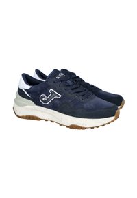 Zapatillas azul marino con parte superior de ante texturizado, que presentan un acento blanco, diseño de cordones y una suela de goma moteada en crema y marrón.