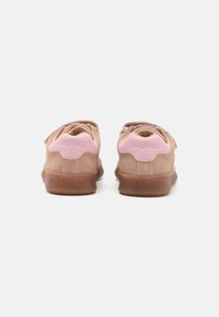 Sko til barn i tansem suede med rosa detaljer og merkevare på hælen. Har en teksturert gummisåle og borrelås-feste.