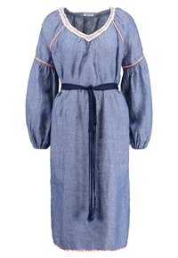 Sininen chambray-mekko, jossa on pitkät puff-hihat, V-pääntie ja vaaleanpunaiset yksityiskohdat. Mekossa on vyötäröllä vyö ja rento leikkaus.