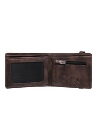 Interior de cartera de cuero marrón con un espacio para tarjetas negro texturizado, bolsillo con cremallera y logo en relieve. Diseño plegado que permite un fácil acceso.