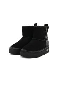 Czarne botki za kostkę z grubą platformą, z bocznym zamkiem błyskawicznym i futrzanym wykończeniem, zaprojektowane do noszenia na co dzień lub w zimie.
