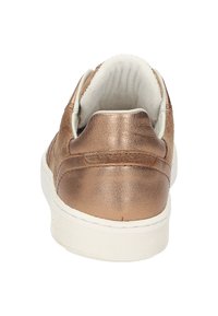 Schnürschuh aus roségoldfarbenem Metall mit glatter Textur, plüschiger weißer Innensohle und weißer Gummisohle. Abgerundete Rückseite mit dezenten Nähten.