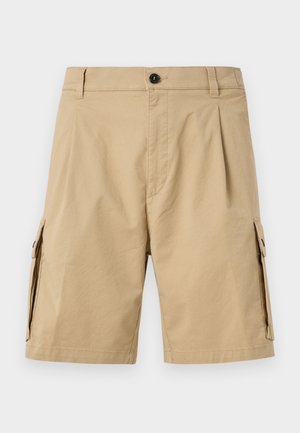 Khakifargede cargoshorts med beltehemper, frontknapp og glidelåslukking, og klafflommer på hver side.