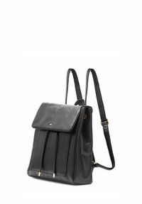 Czarny skórzany plecak z klapą, posiadający pionowe przeszycia, dwa przednie paski i akcenty w złotym kolorze.