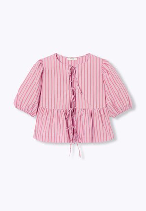 Blouse rose à rayures rouges verticales, manches bouffantes aux coudes, liens devant et bas peplum froncé.