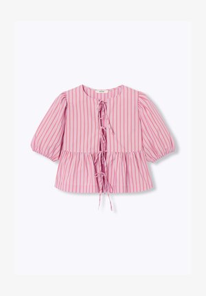 Blouse rose à rayures rouges verticales, manches bouffantes aux coudes, liens devant et bas peplum froncé.