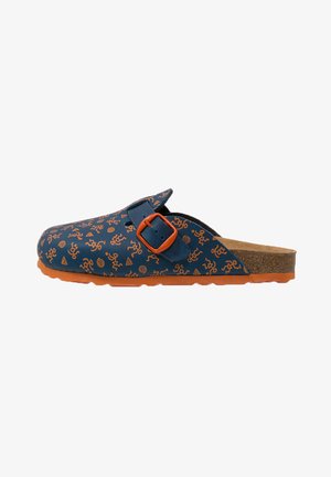 Blauer Clog mit orangefarbenen abstrakten Mustern, verstellbarem Riemen, beigem Korkfußbett und orangefarbener Gummisohle, entworfen für Komfort und Langlebigkeit.